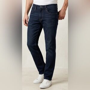 Wrangler dark blue straight leg jeans. Front/back pockets, zipper closure,30x32